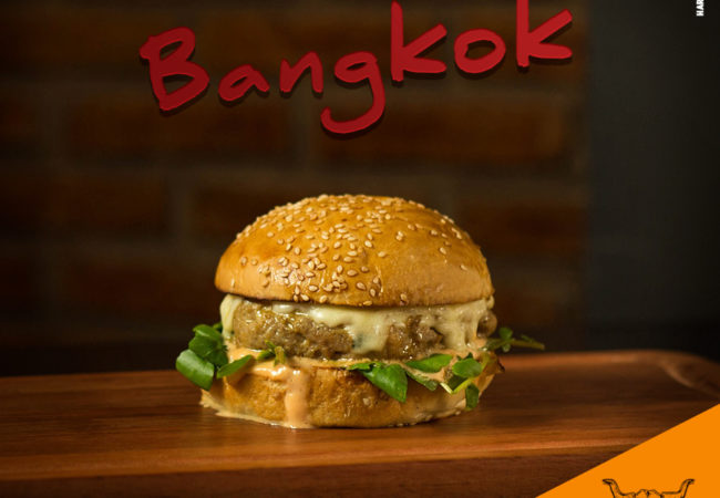 Bangkok (burger tailandês) blend 150g de frango e porco com especiarias. Maionese de pimenta sriracha artesanal, agrião e queijo muçarela.