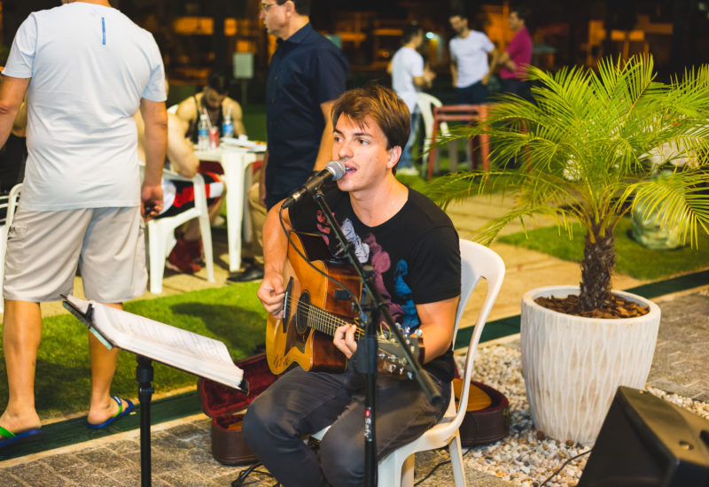 Show ao vivo com músico Adriano Amendola (Foto: Renan Yudi Matsumoto Tabuti)